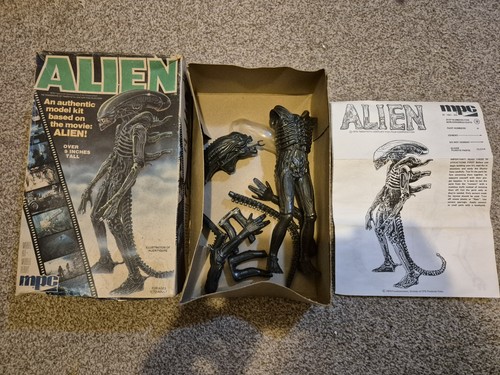Vintage model kit alien - model, 9"