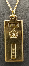 Commemorative QE2 Silver Jubilee 1977 Gold Plated Pendant Queen Elizabeth II a