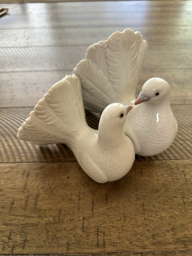 Lladro porcelain kissing doves - porcelain,