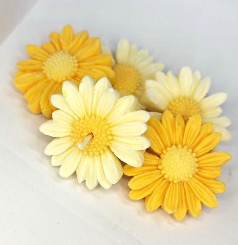 Daisy and rose flower candle