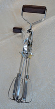 VINTAGE PRESTIGE:  EGG BEATER / WHISK - 1960s - AGE MARKED - WORKING FINE!