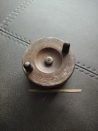 Vintage wooden centre pin - centre,