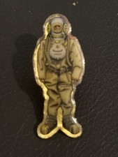 vintage scuba deep sea diver badge pin gold tone