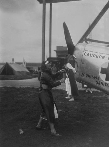 Nurse turns propeller an - nurse,