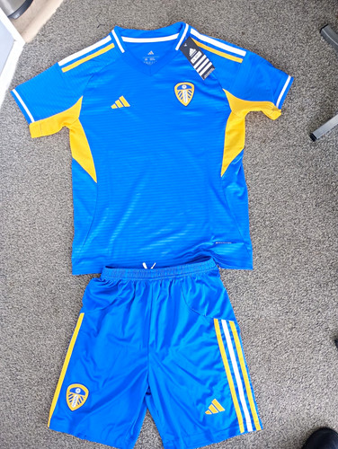 Bnwt leeds united away kit - bnwt,