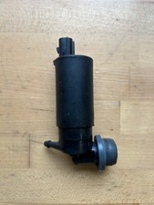Toyota Avensis MK2 T25 2003 - 2008 Front Window Windscreen Wiper Washer Pump