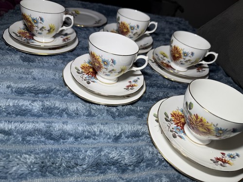 Queen anne yellow mums pattern - queen,