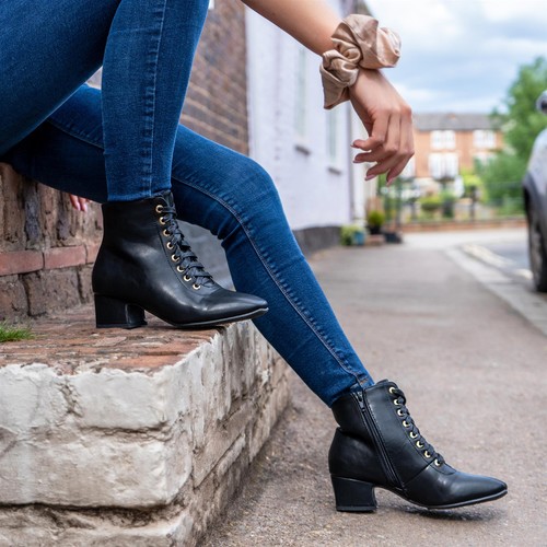 Ladies spot lace ankle - on,