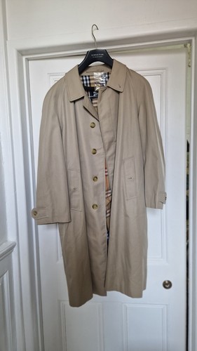 Burberrys london raincoat - london,
