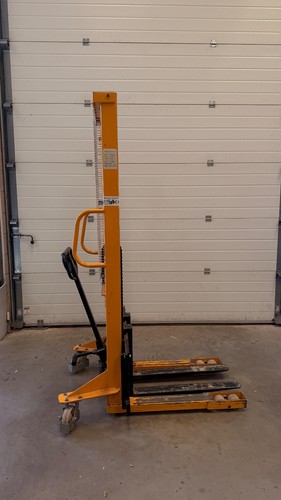 Manual pallet stacker - ,