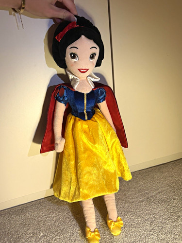 Official disney store snow - disney,