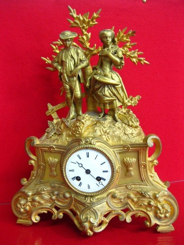 Mantel clock pedestal clock
