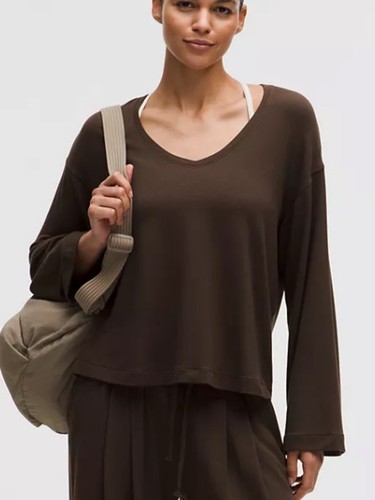 Lululemon becalm neck bell - v-neck,
