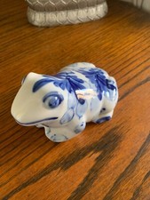 Hand Painted Chinese Porcelain Frog great collectable gift vintage