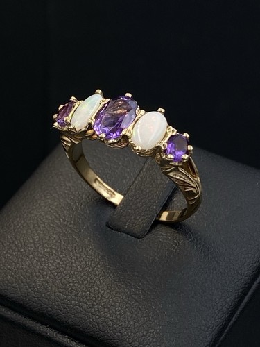 Beautiful vintage 9ct gold - beautiful,