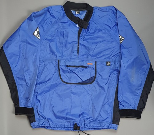 Centre palm blue kayak - by,