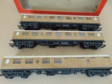 Tri-ang Rake of 3 Teak Coaches ~ OO Gauge REF6363