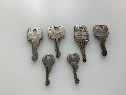 Group small metal keys - of,