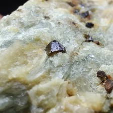 Many calcio microlite crystals - calcio-microlite,