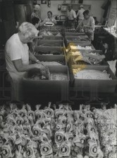 1994 Press Photo Workers at