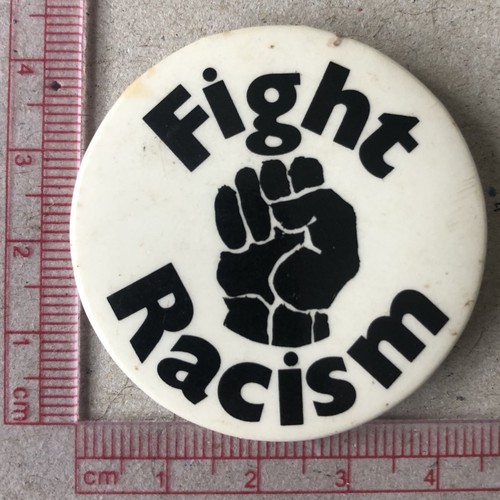 Vintage fight racism - 45mm, pin