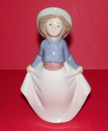 Nao lladro girl picking - *,