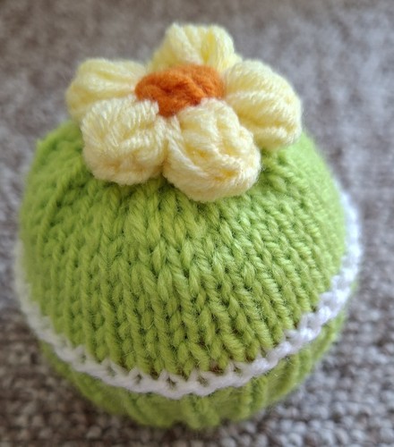 Single hand knitted cup cake - single,