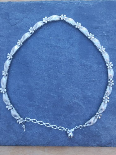 Trifari daisy flower necklace