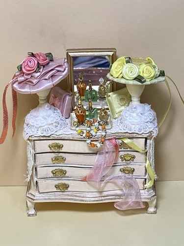 Dolls house 12th scale - 🌼,