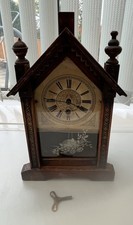 VINTAGE WOOD CASED MECHANICAL MANTLE CLOCK COMPLETE WITH PENDULUM & KEY GWO.