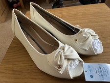 PAVERS cream open toed shoes