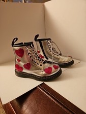 ●Dr MARTENS●JUNIOR/KIDS💝VALENTINE💖SILVER & RED HEARTS~ZIPS~SIZE UK 10/EURO 28