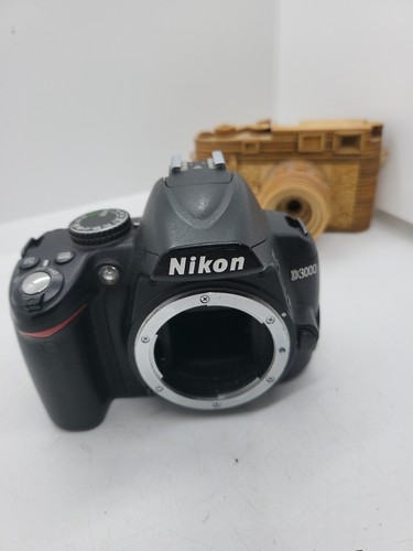 Nikon d3000 2mp - body, only