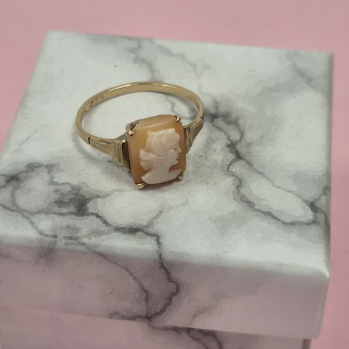 Hallmarked 9ct yellow gold - hallmarked,