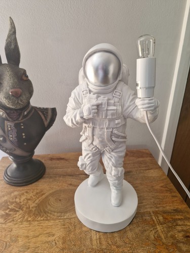 White standing astronaut - standing,