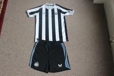 Boys Newcastle United Football Kit Size JL for age 11 to 13