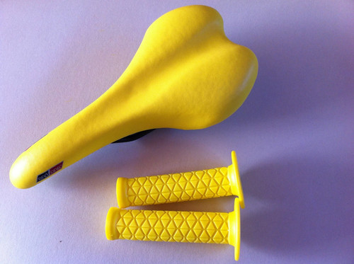 Yellow classic bicycle seat - yellow,