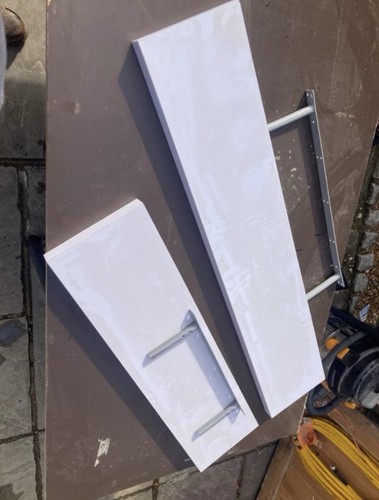 Two gloss white floating - 2x,