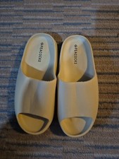 Peacocks Size 4 Yellow Slider