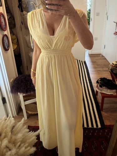 Vintage pale yellow - pale,
