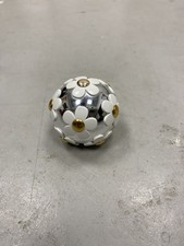 1 x white Marc Jacobs daisy
