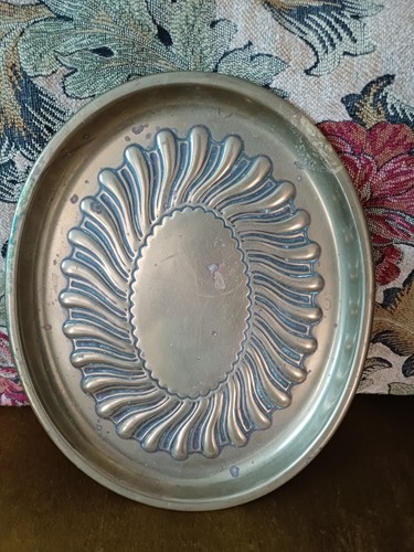 Oval brass tray with gadroon - a,