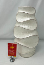 White Wave Design Vase      LM1a