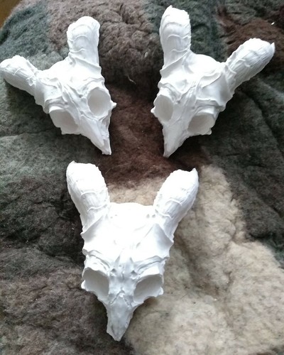 Plaster flat back horned - 3x,