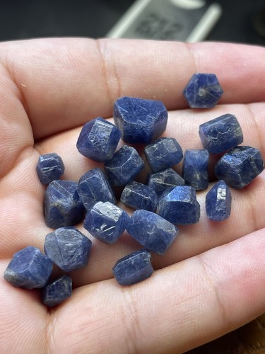 Raw sapphire crystals - g,