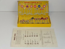 Dinky 771 INTERNATIONAL ROAD SIGNS WITH LEAFLET (243)