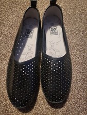 Women Down To Earth flat