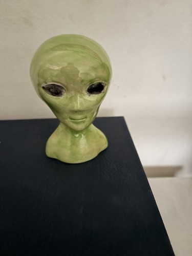Ceramic green alien head - ,