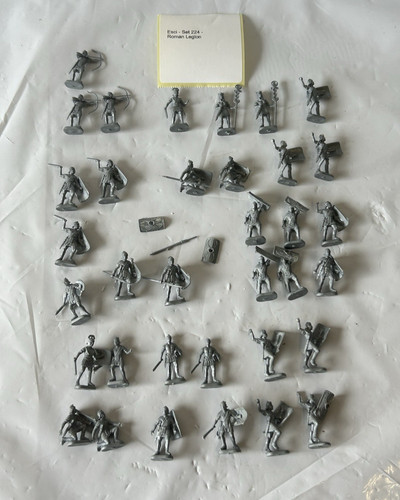 Esci set 224 - 224, roman
