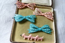 VINTAGE 50'S PLASTIC BOW DOG HAIR CLIPS